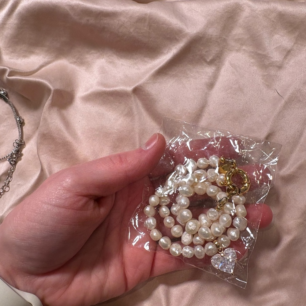 Elegant Pearl Necklace with Heart Pendant - Picture 2 of 5